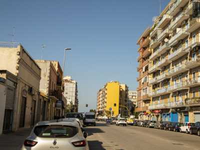 Le due strade sbucano entrambe su via Brigata Regina...